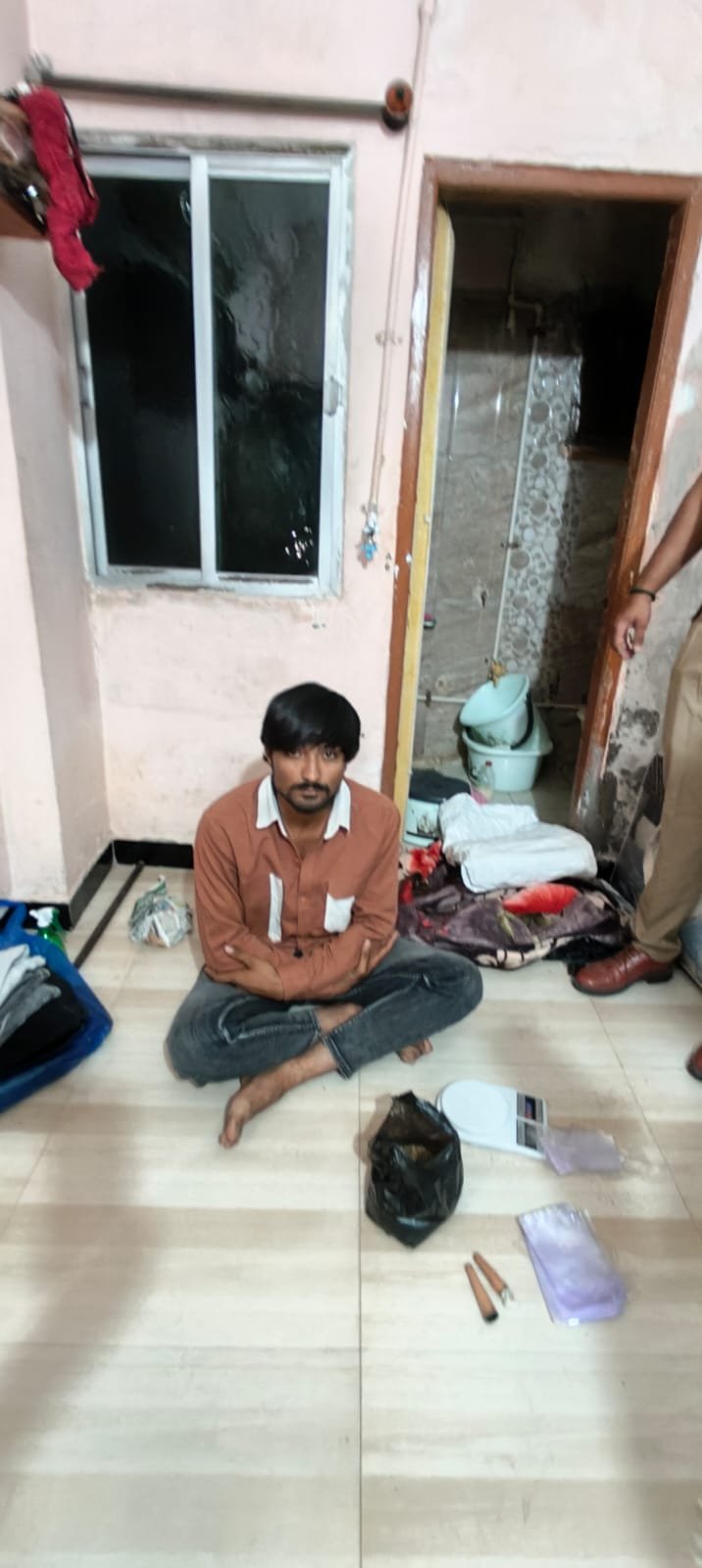 જેતપુરમાં વિરાશક્તિનગર સોસાયટીમાં એપાર્ટમેન્ટમાં પોલીસનો દરોડો, ગાંજાના જથ્થા સાથે એક શખ્સ ઝડપાયો