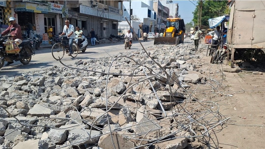 ધોરાજીમાં નબળા રોડની કામગીરીની પોલ છતી થઈ જતા તંત્રની સૂચનાથી ફરી રોડ ખોદવામાં આવ્યો…