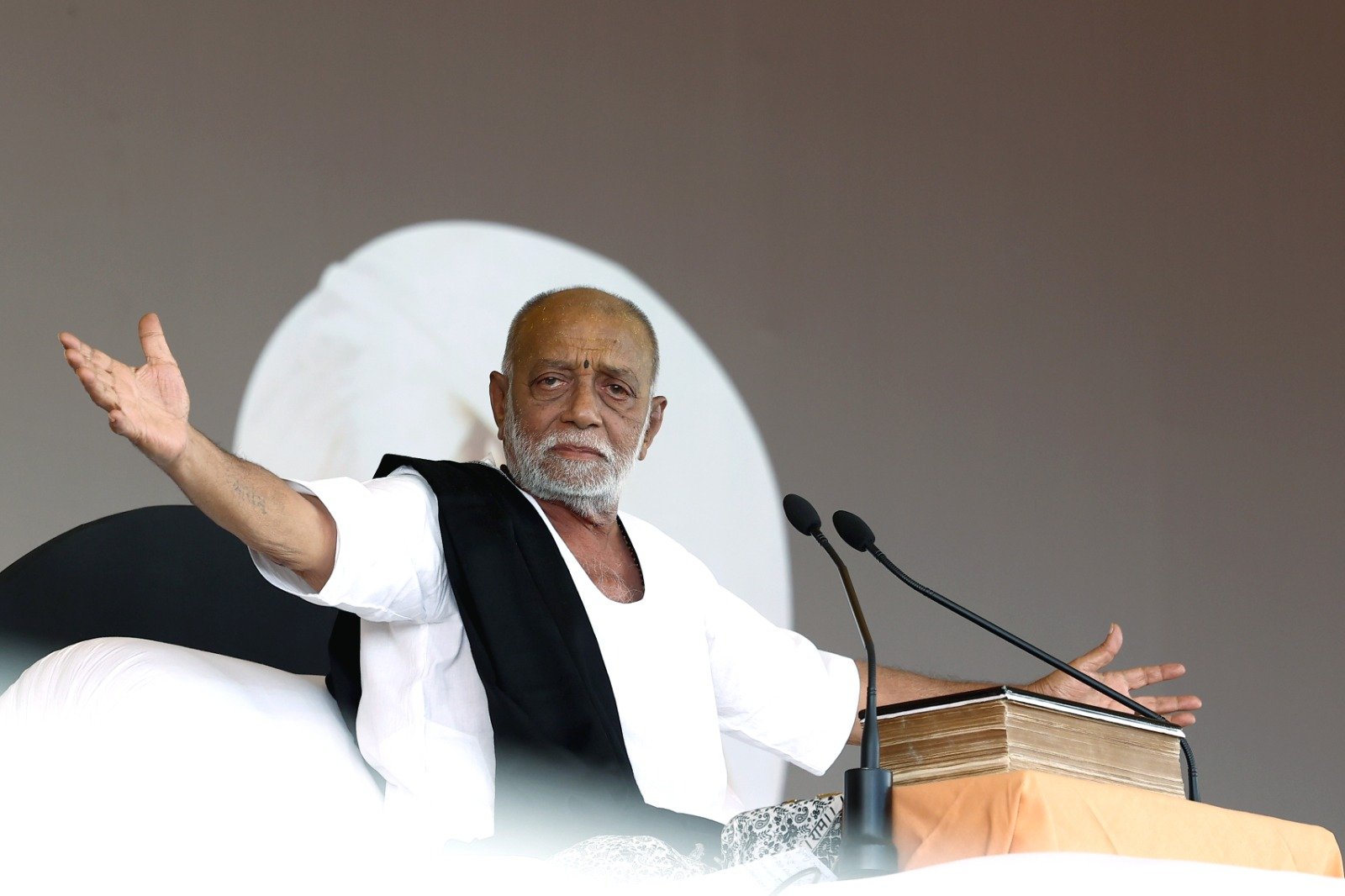  મેઘાણીભાઇમાં ક્રોધ નથી, પુણ્ય પ્રકોપ છે : મોરારિબાપુ