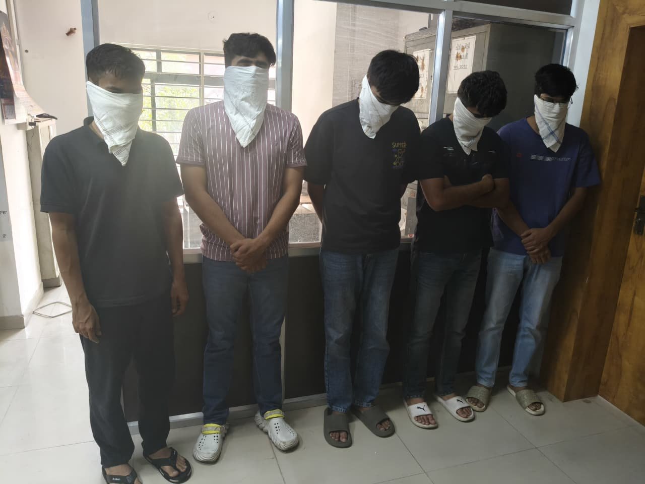  એઈમ્સના આપઘાત કેસમાં સંડોવાયેલા પાંચ શખ્સોને પોલીસ સુરક્ષામાં પરીક્ષા આપવા લઈ જવાતા વિરોધ