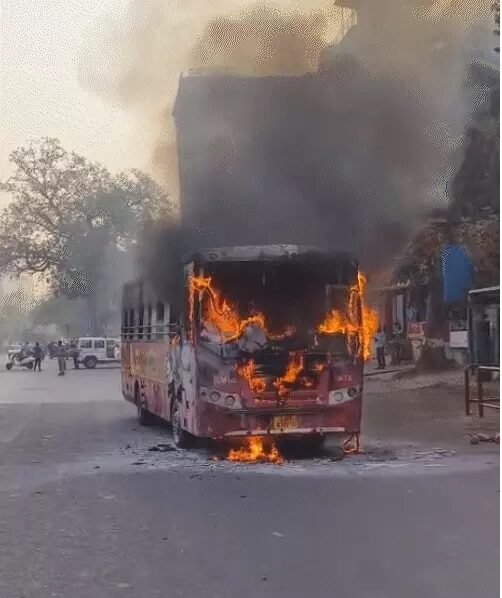  ધાનેરાના નેનાવા ગામ નજીક ખાનગી ટ્રાવેલ્સમાં આગ, એક યાત્રિકનું મોત