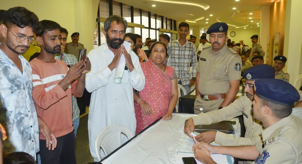 વ્યાજખોરોને ડામવા પોલીસ દ્વારા યોજાયેલ જનસંપર્ક સભામાં પીડિતોની ચીસો ગુંજી ઉઠી