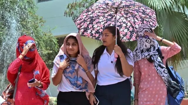 રાજકોટમાં બપોરે કર્ફયુ, રસ્તાઓ સુમસામ, બુધવાર સુધી યલો એલર્ટ