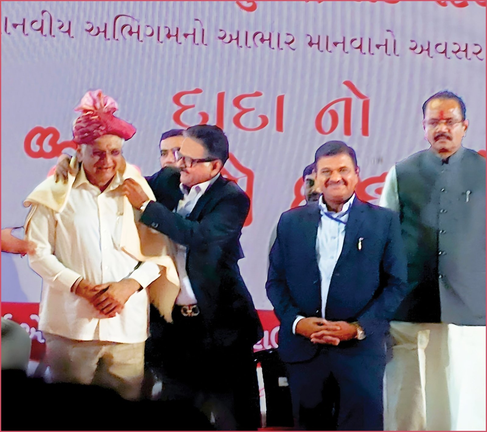 પેલીકન રોટોફ્લેક્સના ભરતભાઈ શાહ દ્વારા મુખ્યમંત્રી ભુપેન્દ્રભાઈ પટેલનું બહુમાન