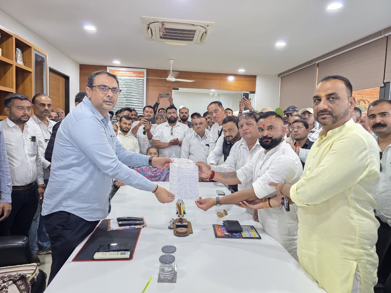 ટિકિટ કપાતા મોચી સમાજે ભાજપ સામે હથોડો પછાડયો, કમલમમાં થઇ બેઠક