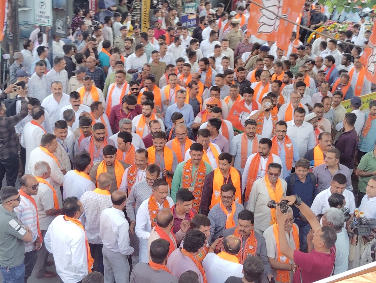 રાજકોટમાં કેસરિયો કારવાં : હર્ષ સંઘવીના રોડ શોએ ચૂંટણી માહોલ ગરમાવ્યો