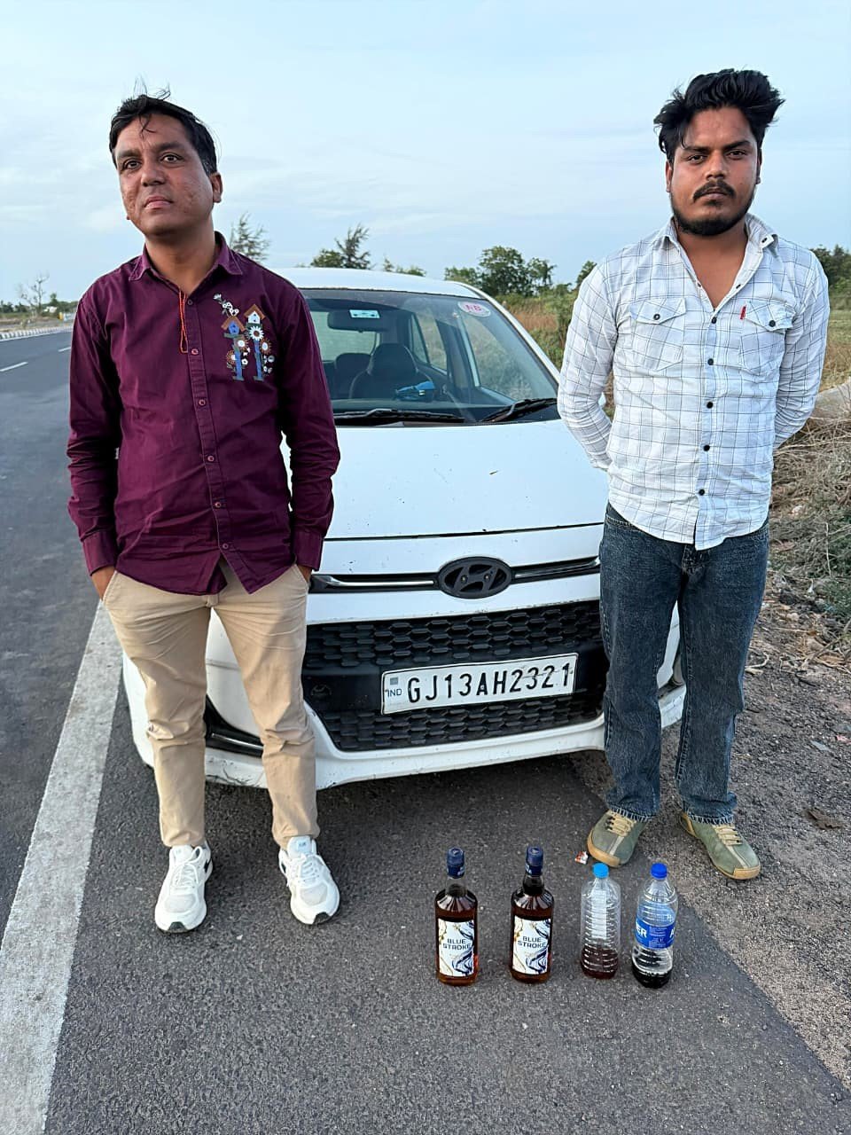 હળવદમાં ચાલુ કારમાં દારૂ પીતા આપના બે નેતાઓ ઝડપાયા