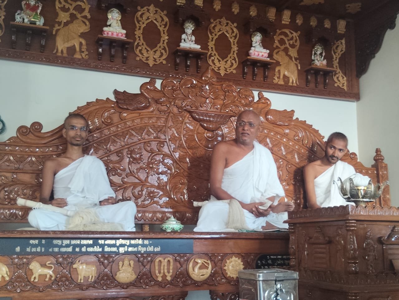 અક્ષય તૃતીયાના પવિત્ર દિવસે મણીયાર દેરાસરે ધર્મધ્વજાના વધામણા