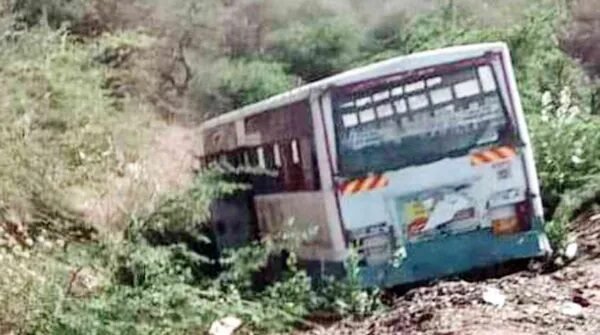 ભૂજ-નલીયા રૂટની એસટી બસનું સ્ટેરીંગ લોક થતા રોડની નીચે ઉતરી