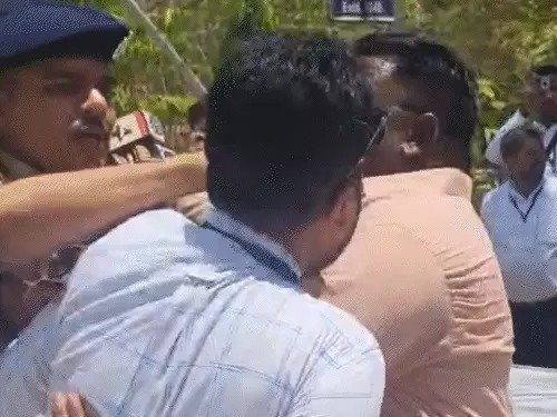  અમદાવાદમાં ગણતરી સમયે પોલીસ-ભાજપ કાર્યકર વચ્ચે ઝપાઝપી