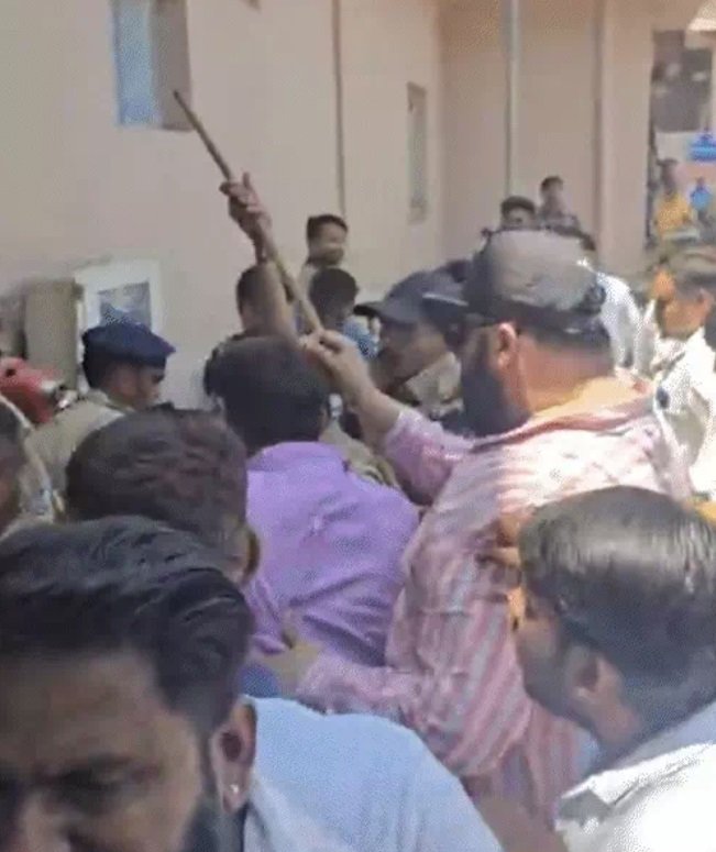 અમદાવાદમાં બોગસ વોટીંગ મામલે કોંગ્રેસના ઉમેદવારે ભાજપના કાર્યકરોને માર માર્યો