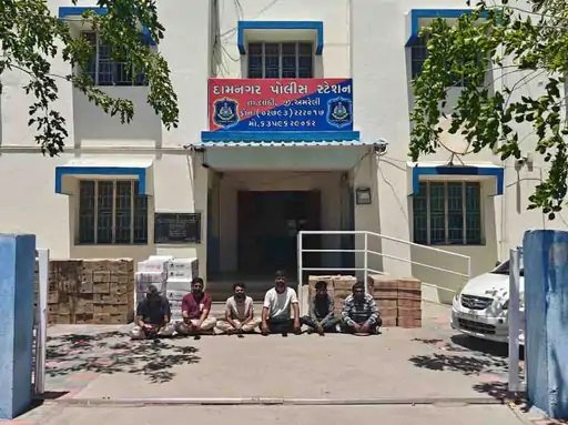 લાઠીના દામનગરમાં ગોડાઉનમાંથી વિદેશી દારૂની ૭૬૮૬ બોટલ ઝડપાઇ