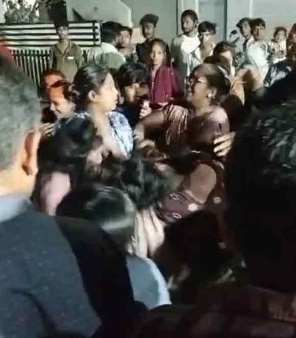 આનંદપર નવાગામમાં ભાજપની સભામાં હંગામો: બે મહિલાઓ વચ્ચે મારામારીથી અફરાતફરી