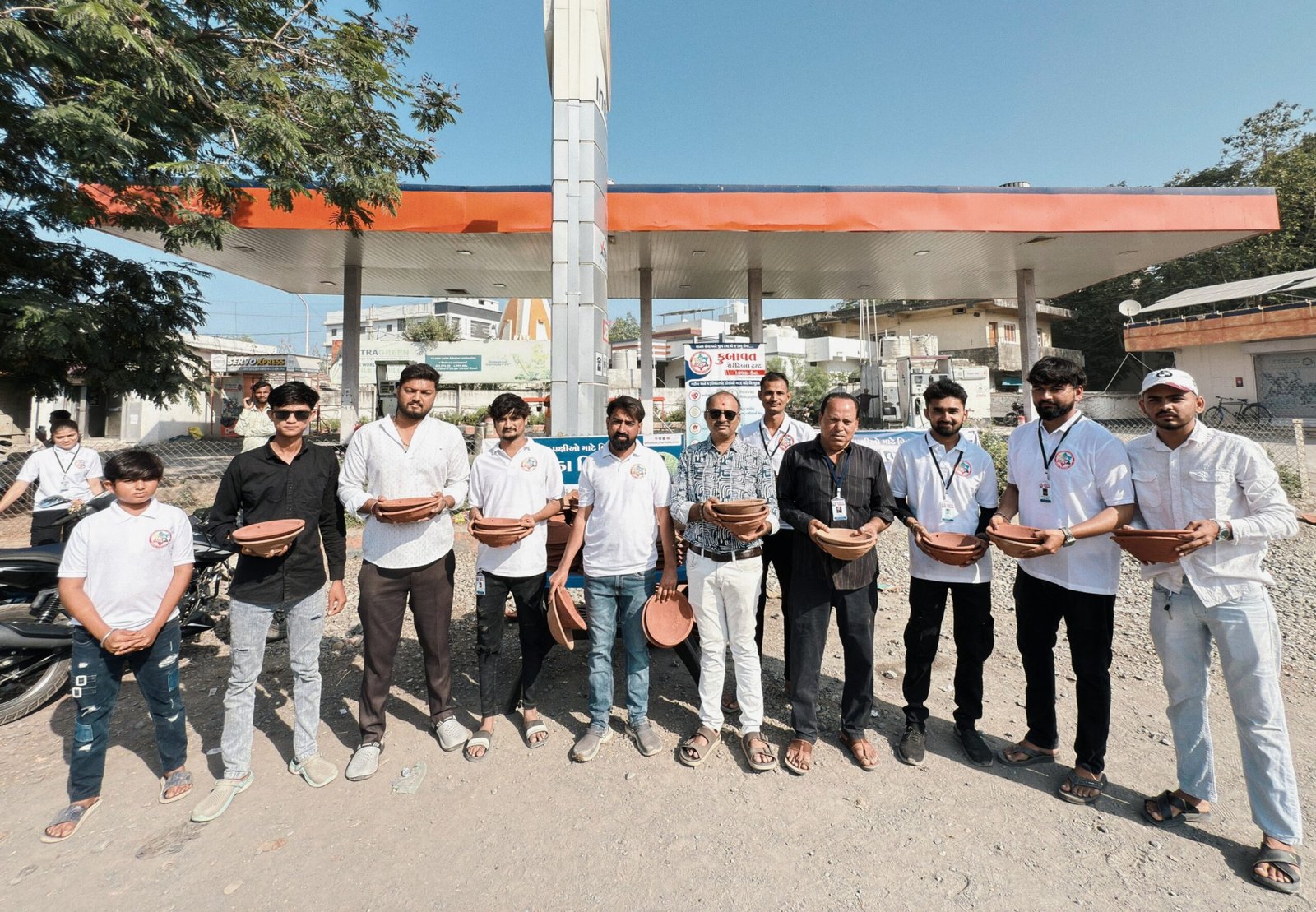 ઉનાના દેલવાડા ગામે કુબાવત ચેરીટેબલ ટ્રસ્ટ દ્વારા 1100 પાણીના કુંડાનું નિ:શુલ્ક વિતરણ