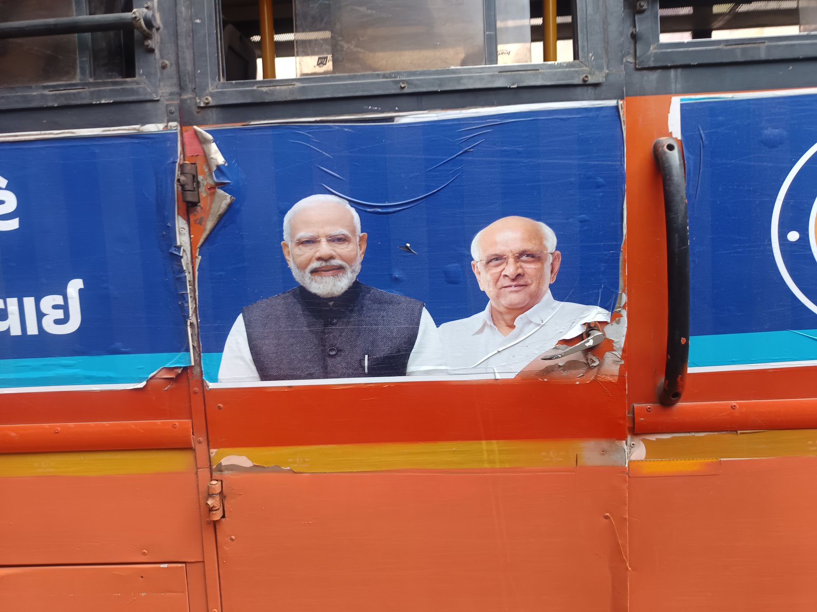 રાજકોટ બસપોર્ટમાં આચાર સંહિતાના ભંગ બદલ પગલાં ભરવા ચૂંટણી કમિશનરને ફરિયાદ