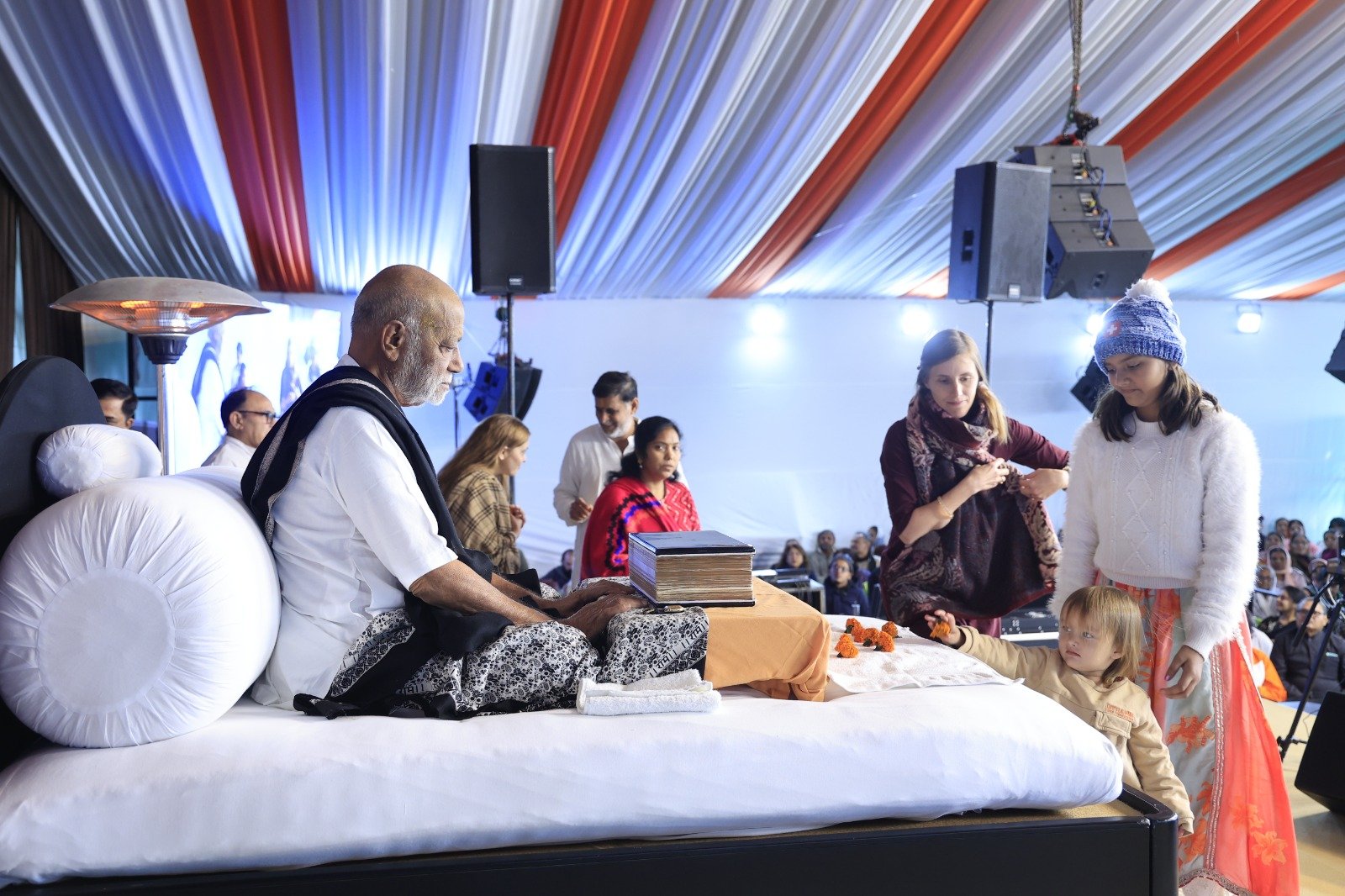 બંધ મૂઠ્ઠી ખોલી દ્યો, મૂકત જ છો : મોરારિબાપુ