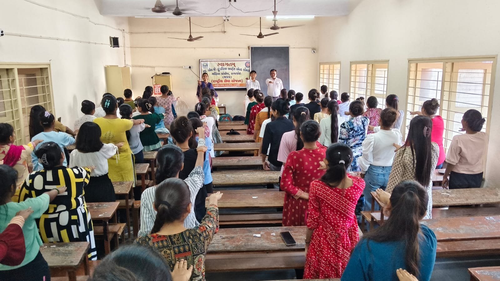 કુંડલિયા કોલેજની વિદ્યાર્થિનીઓએ અચૂક મતદાનની પ્રતિજ્ઞા લીધી