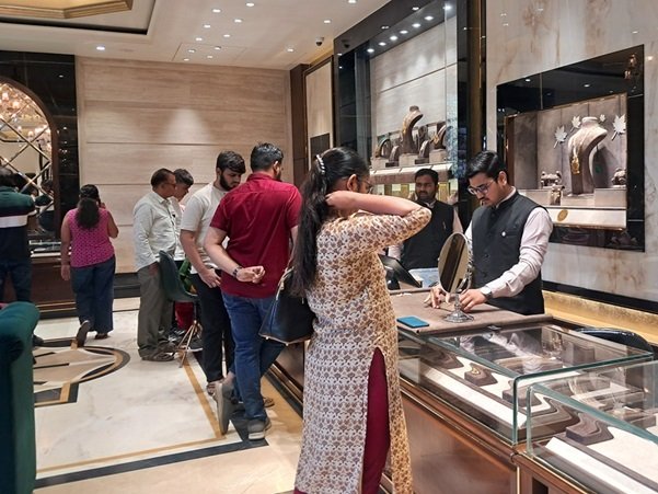 સોની બજારમાં અખાત્રીજનું મુહૂર્ત સાચવતા ગ્રાહકો