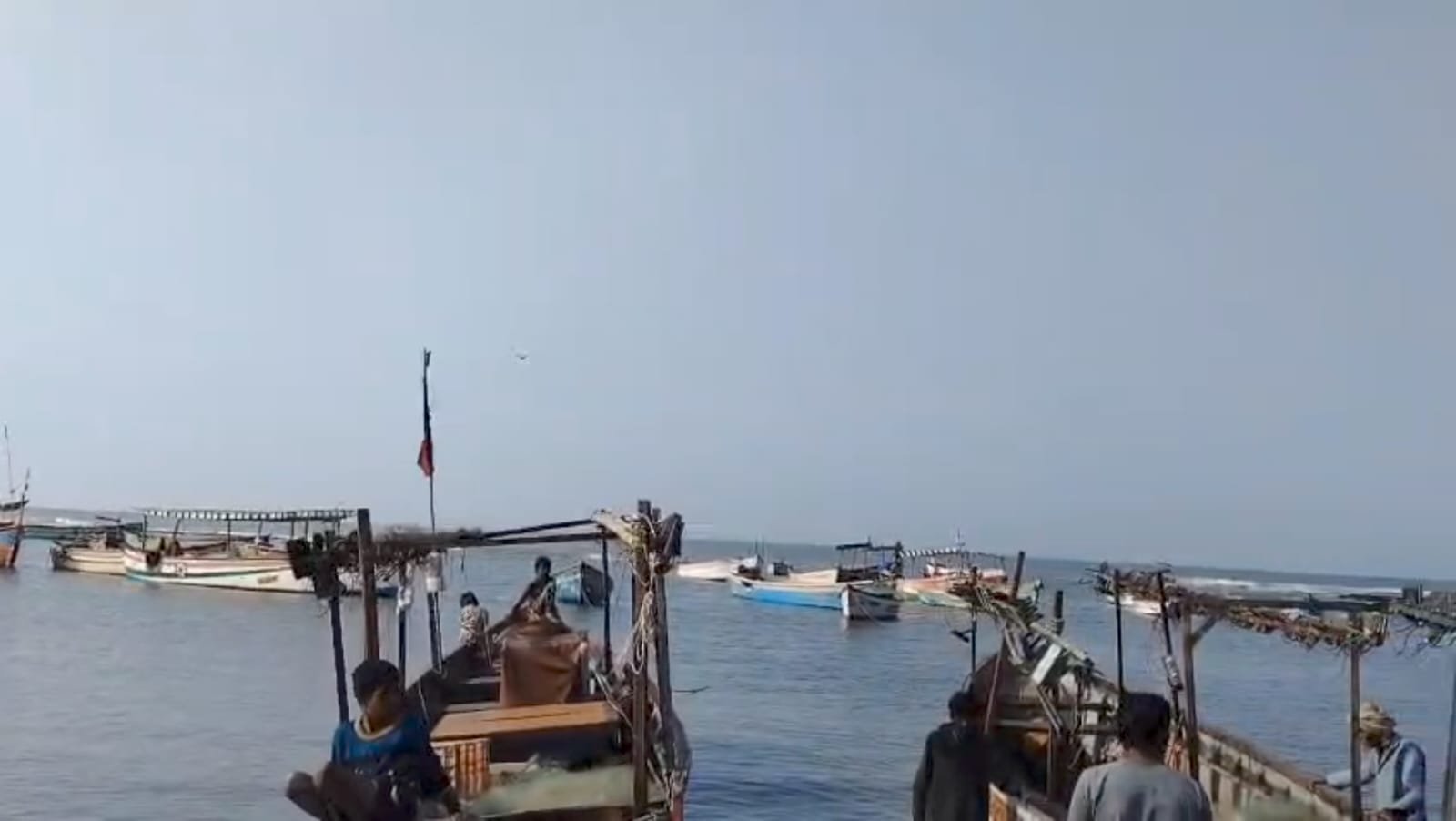 ગીર સોમનાથના દરીયામાં ગેરકાયદેસર માછીમારી કરી રહેલ ત્રણ ફિશીંગ બોટો ઝડપાઇ