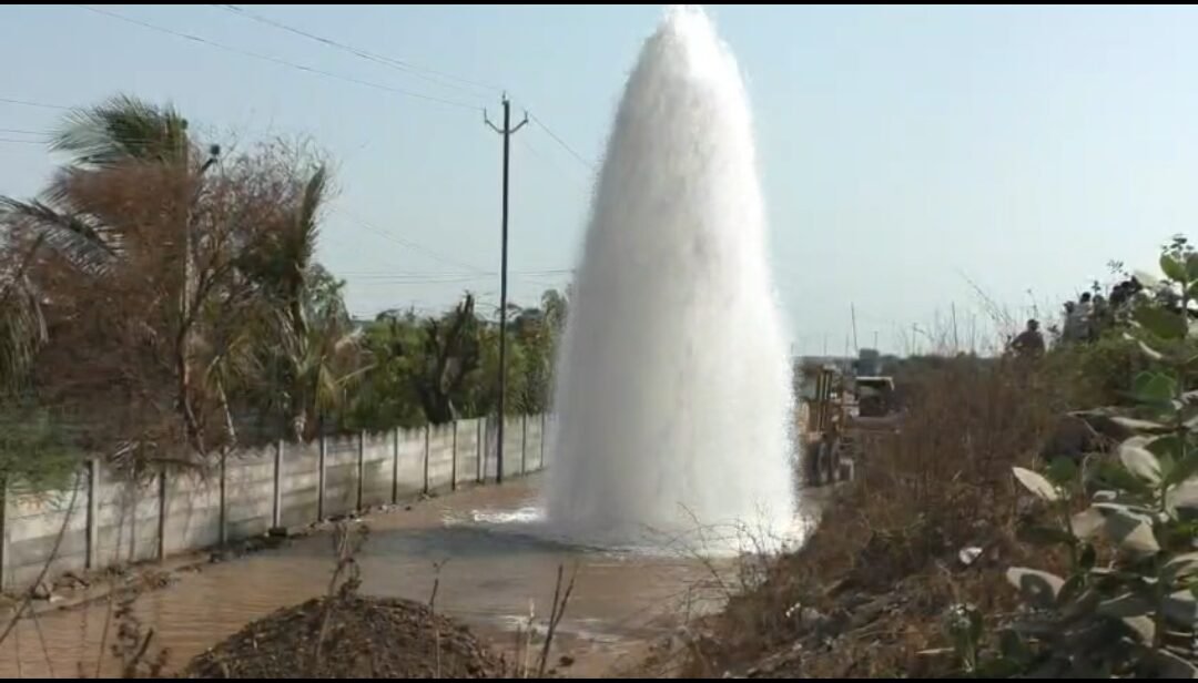 ગોંડલના ચોરડી નજીક પીવાના પાણીની લાઇનમાં ભંગાણ : ૨૫ ફૂટ ઊંચો ફૂવારો ઉડયો