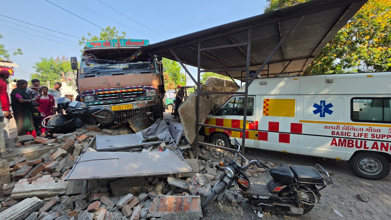 ગોંડલમાં નશાની હાલતમાં શખ્સે આઇસર હંકારતા હોસ્પિટલની દિવાલ સાથે અથડાયું