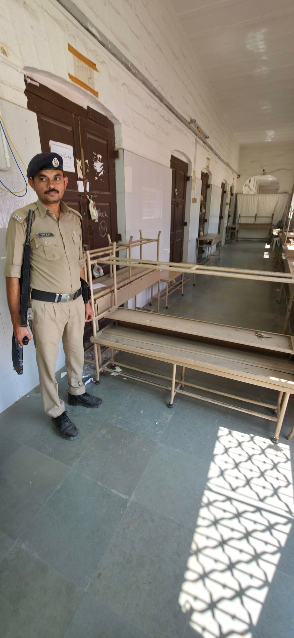 ચુસ્ત પોલીસ બંદોબસ્ત વચ્ચે EVM સ્ટ્રોંગરૂમમાં સીલ