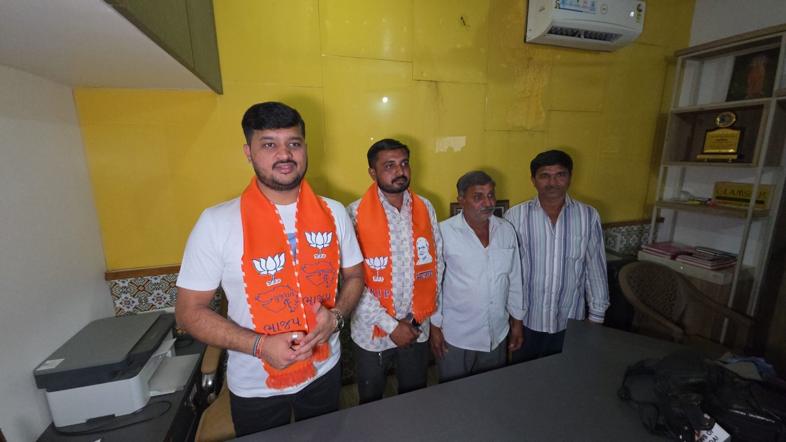 ગોંડલના કોલીથડ જિલ્લા પંચાયત બેઠકના કોંગ્રેસ ઉમેદવારે ભાજપનો ખેસ પહેર્યો