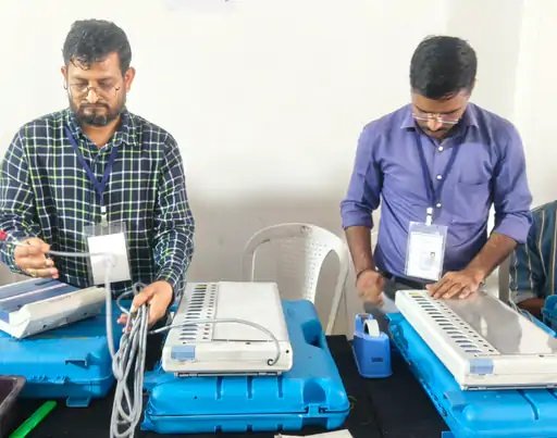 વોર્ડ નં.૧૬-૧૭ અને ૧૮માં ઉપયોગમાં લેવાના ૨૧૦ EVMની તંત્ર દ્વારા ચકાસણી