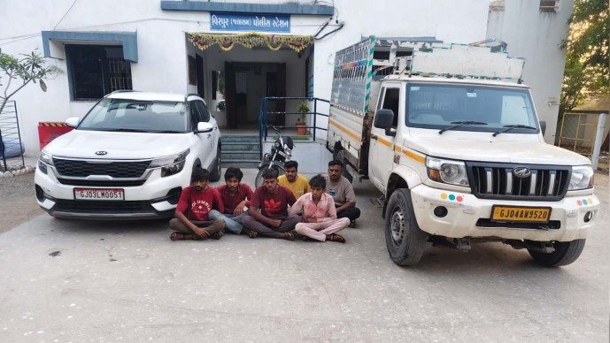 જામકંડોરણા પંથકમાં ચાલુ લાઇનમાંથી વીજ વાયર ચોરી કરતી ગેંગ પકડાઈ