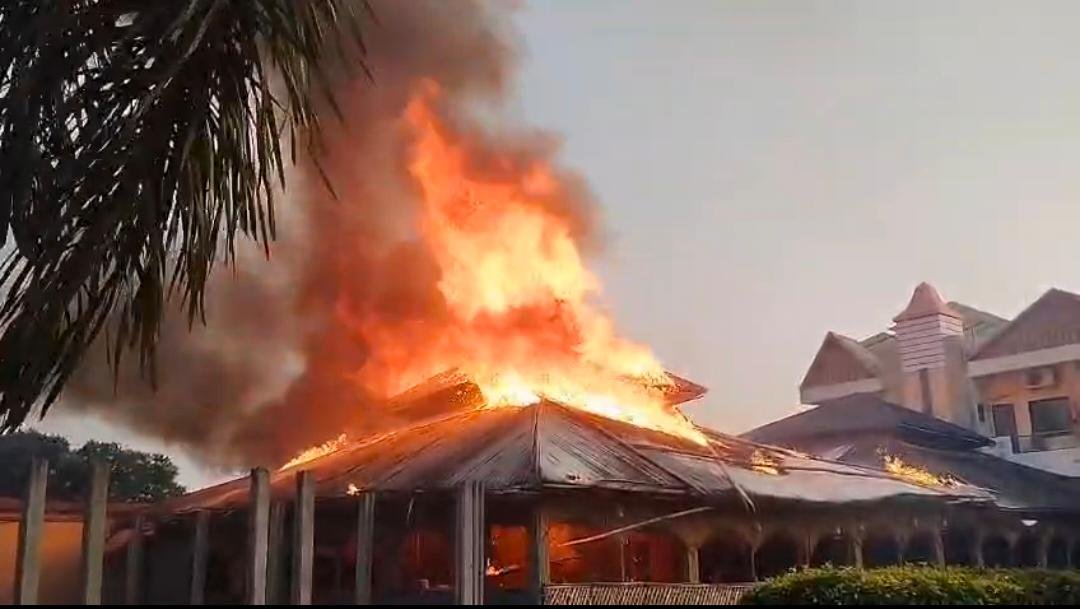 જેતપુરના જેતલસર પાસેની ‘વ્રજ વાટીકા’ હોટલમાં ભીષણ આગ, લગ્ન મંડપ બળીને ખાખ