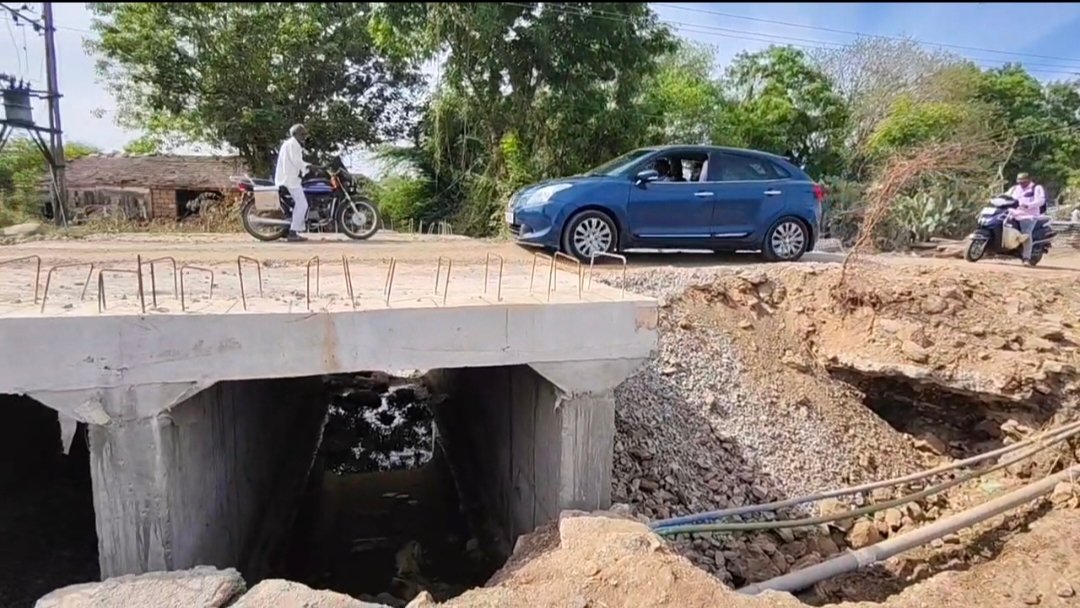 જેતપુરના મેવાસા-હરીપર માર્ગ પર લટકતી પુલની કામગીરીથી લોકો પરેશાન