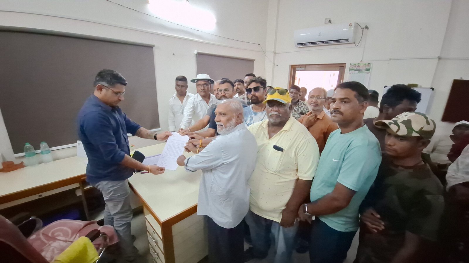 ધોરાજી નગરપાલિકામાં સફાઈ કોન્ટ્રાક્ટ રદ કરવા કર્મચારીઓનું આવેદન