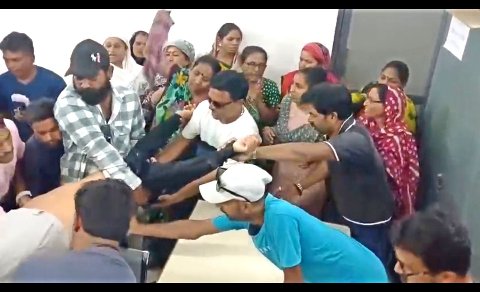 ધોરાજી પાલિકામાં રજૂઆત કરવા ગયેલ સફાઇ કર્મી લિફટમાં ફસાયા