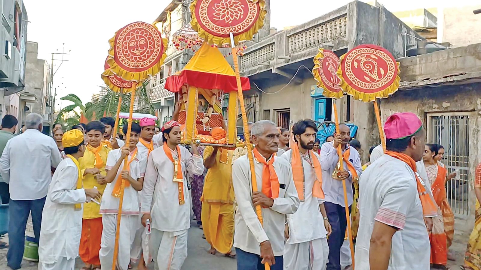 ધોરાજીમાં વલ્લભાચાર્યજી મહાપ્રભુજીનો પ્રાગટય ઉત્સવના અંતિમ દિવસે શોભાયાત્રા નીકળી