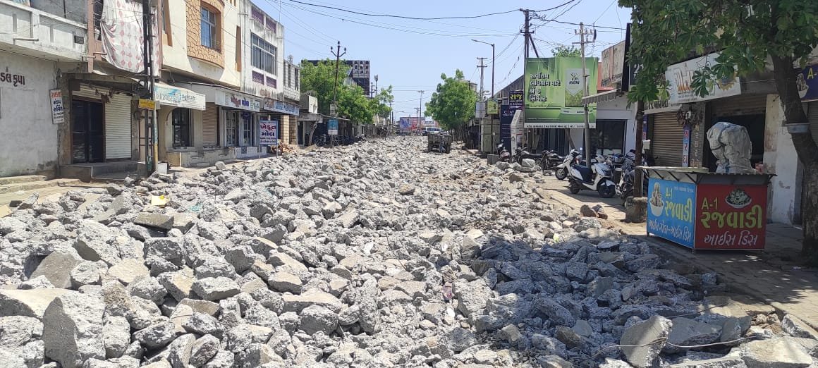 ધોરાજીના સરદાર ચોકથી જેતપુર રોડ સીસી રોડના વિકાસ કામમાં વેપારીઓના ધંધામાં વિનાશ