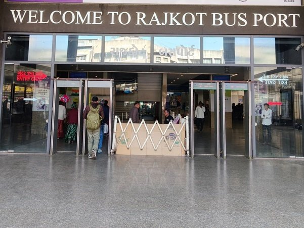 બસપોર્ટની લિફટમાં ચાર લોકો ફસાયા, બચાવવા આજીજી કરતાનો વીડિયો વાયરલ