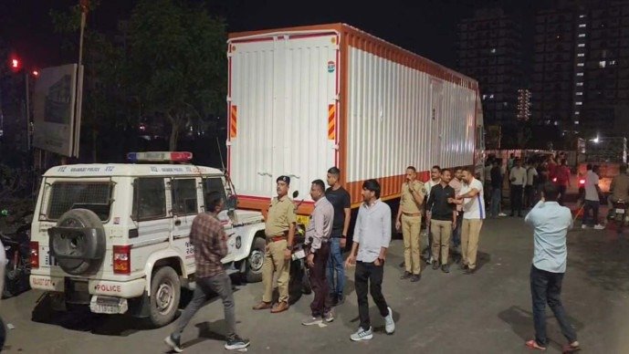 બેકાબુ ટ્રકનો તાંડવ: ચાર વાહનોને ટક્કર બાદ સ્થાનિકોએ કર્યો ચક્કાજામ