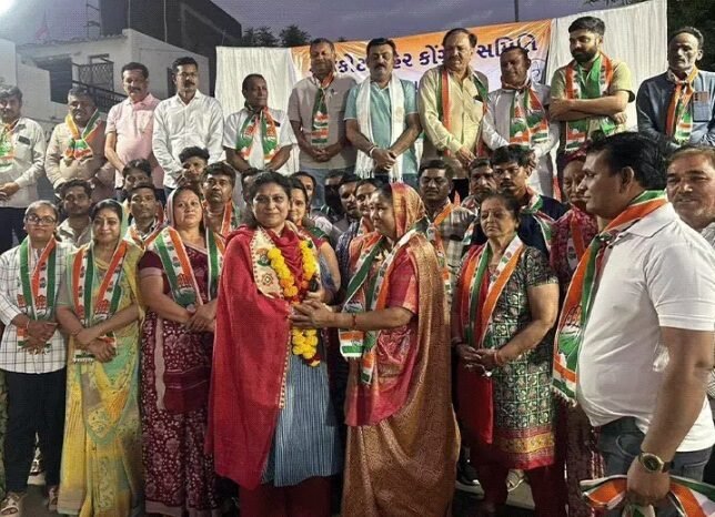 આવાસ કૌભાંડમાં પતિનું નામ ઉછળ્યા બાદ ભાજપમાંથી સસ્પેન્ડ દેવુબેન કોંગ્રેસમાં જોડાયા