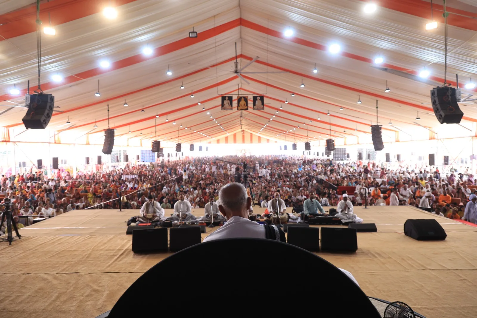 ભેખ લેવા માટે દેશ છોડવાની જરૂર નથી, દ્વેષ છોડો: મોરારિબાપુ