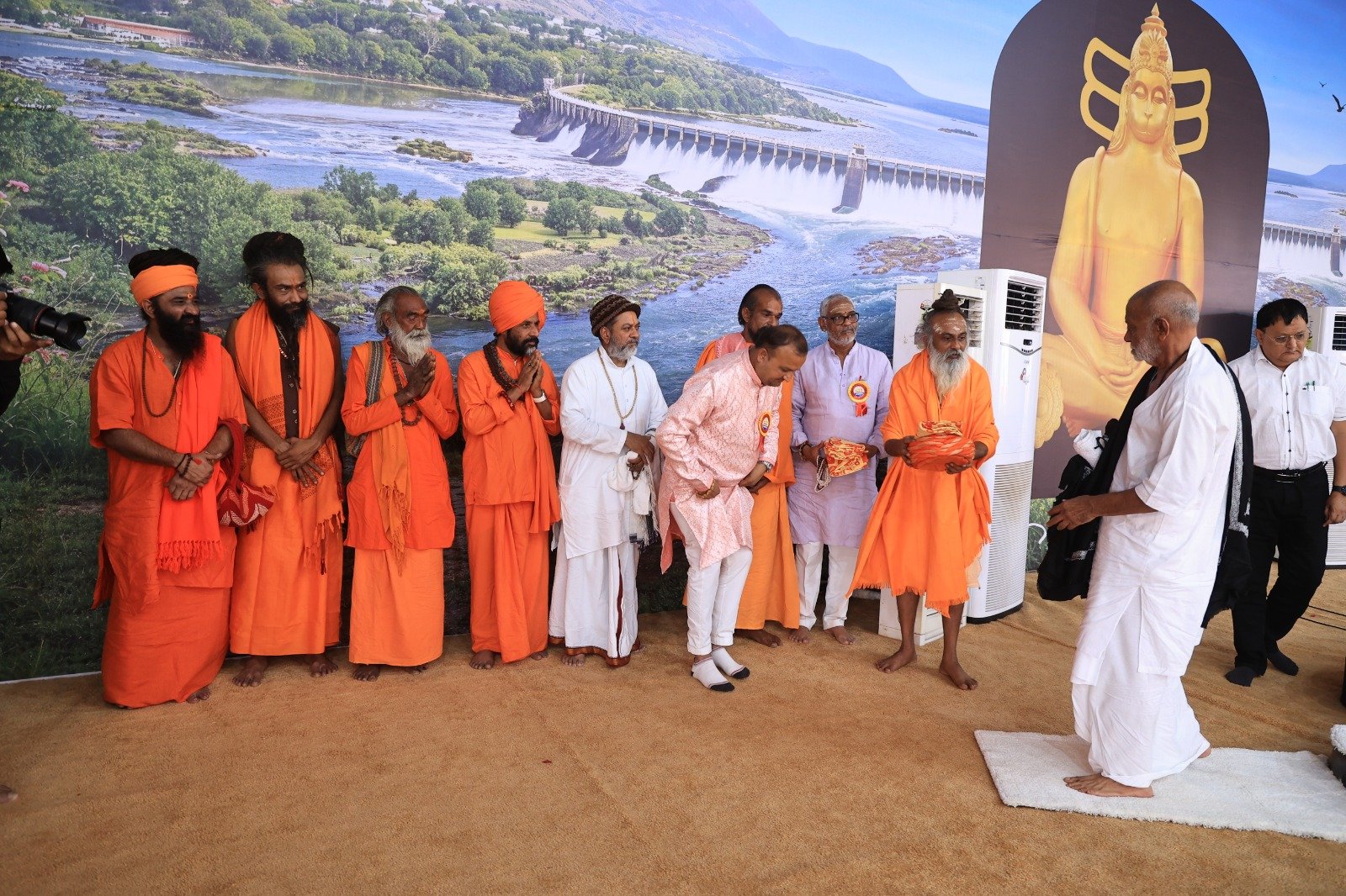 દ્રષ્ટોને એક થતાં વાર નથી લાગતી સજ્જનો એક નથી થતા એ સમાજની પીડા છે : મોરારિબાપુ