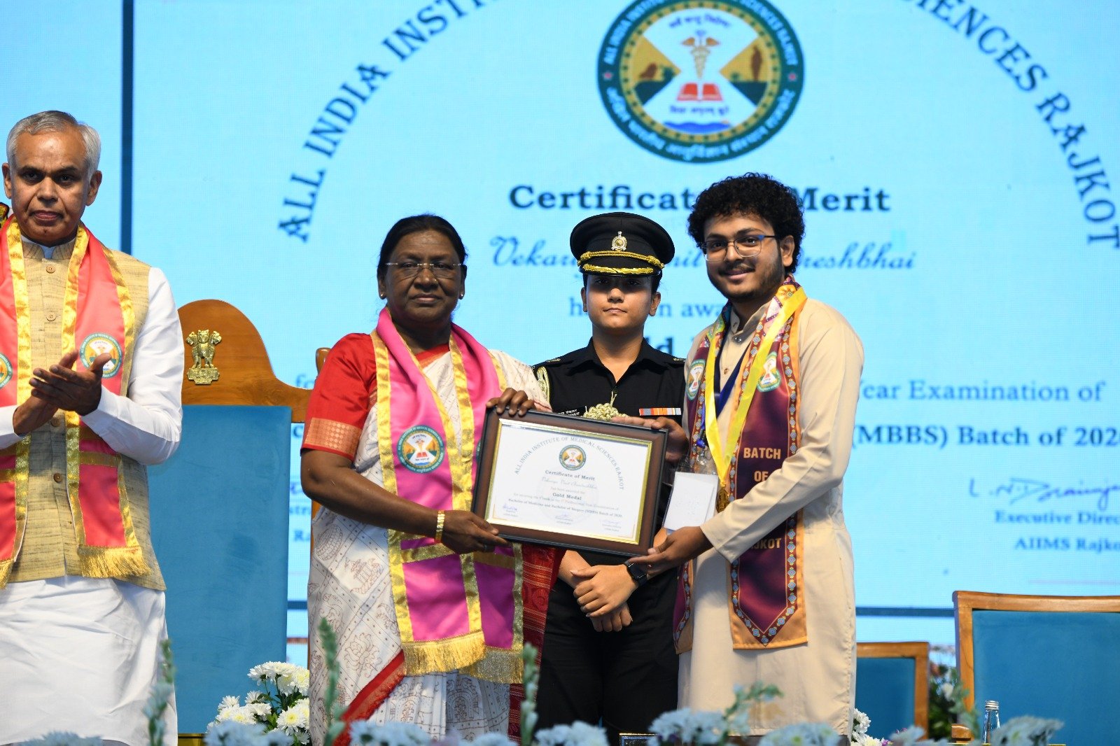  રાજકોટ AIIMSનો પ્રથમ દીક્ષાંત સમારોહમાં રાષ્ટ્રપતિના હસ્તે 50 વિદ્યાર્થીઓને MBBSની ડિગ્રી એનાયત