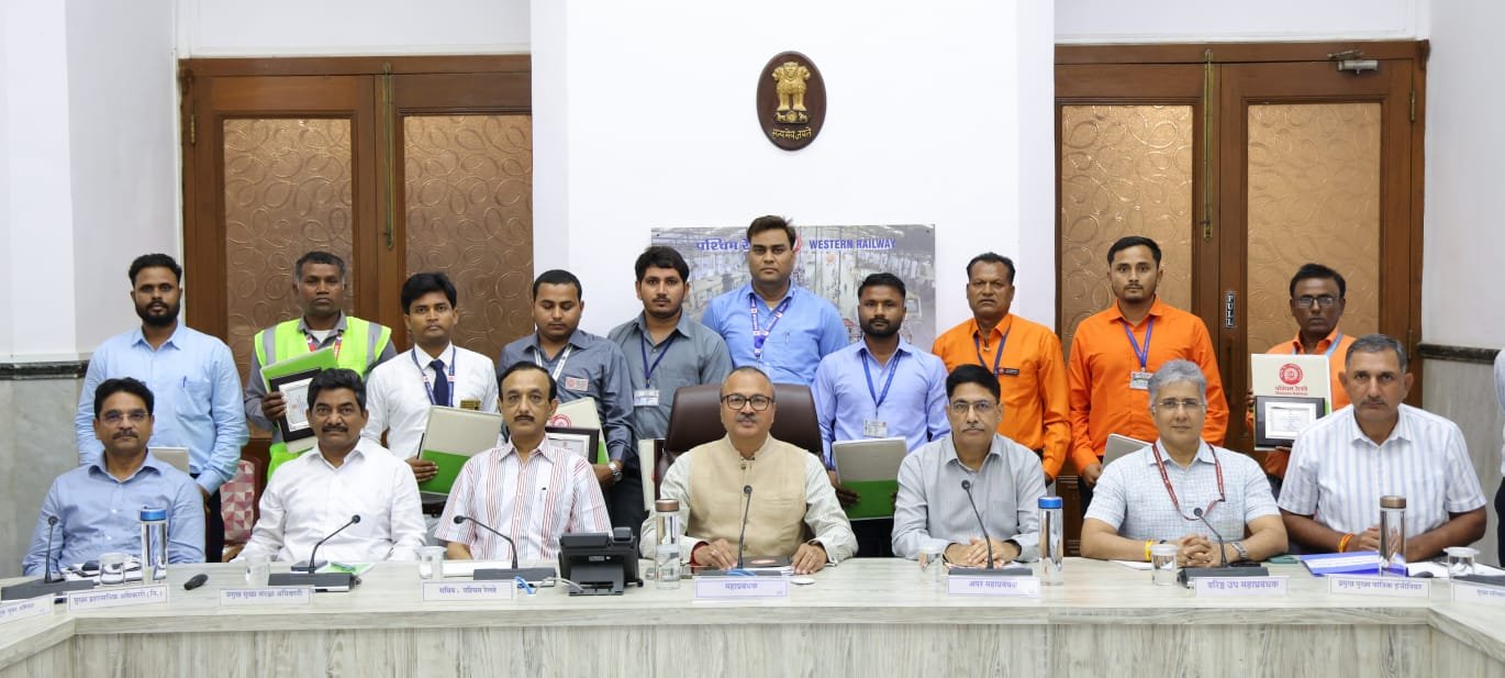 રાજકોટ રેલવે ડિવીઝનના ત્રણ કર્મચારીઓનું મેન ઓફ મંથ સેફટી પુરસ્કારથી સન્માન