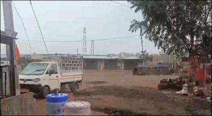 માવઠાનો ભય ; રાજકોટ પર કાળા ડિબાંગ વાદળોના ઘેરાવ વચ્ચે ઝરમર વરસાદ વરસ્યો