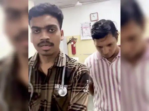 રાજકોટની સિવિલ હોસ્પિટલમાં ડમી તબીબ કાંડનો ભાંડાફોડ