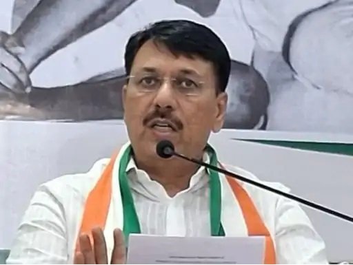 પોલીસ અપક્ષનો હાથ બની, ઉમેદવારોને સ્ટેશનમાં બેસાડી ધમકાવતા હોવાનો આક્ષેપ