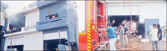 રીબડા ઈન્ડસ્ટ્રીયલમાં ઓમ પેકેજીંગમાં ભીષણ આગ: કલાકો સુધી જ્વાળાઓ કાબૂ બહાર