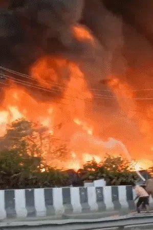  લખનઉના વિકાસનગરમાં ૨૫૦ ઝૂંપડામાં ભીષણ આગ