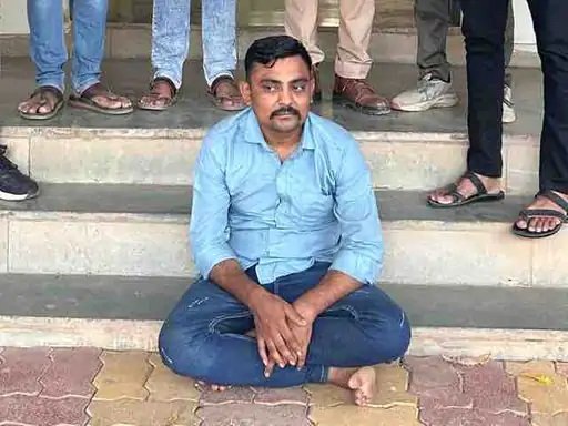 ખાંભામાં ’નકલી પોલીસ’ બની હનીટ્રેપનું જાળ બિછાવનાર શખ્સ અસલી પોલીસના સંકજામાં