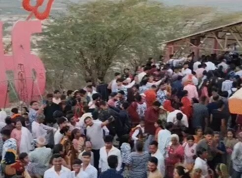 ચામુંડામાના ચરણોમાં શીશ ઝૂકાવવા ભકતોનું મહેરામણ ઉમટયું