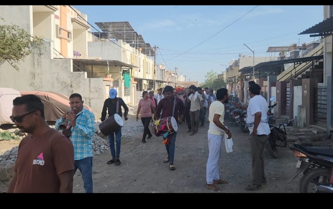 પિતાની ઈચ્છા મુજબ વાજતે ગાજતે અંતિમયાત્રા, મૃત્યુને મહોત્સવમાં ફેરવ્યો